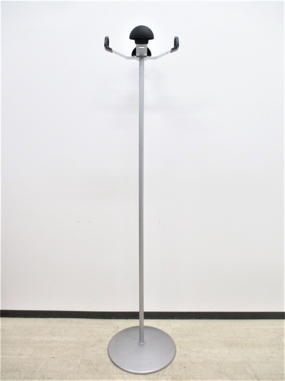 【2015年製状態良好！】【オフィスに1台は必要なコートハンガー！】
                        その他シリーズ
                                    中古
            