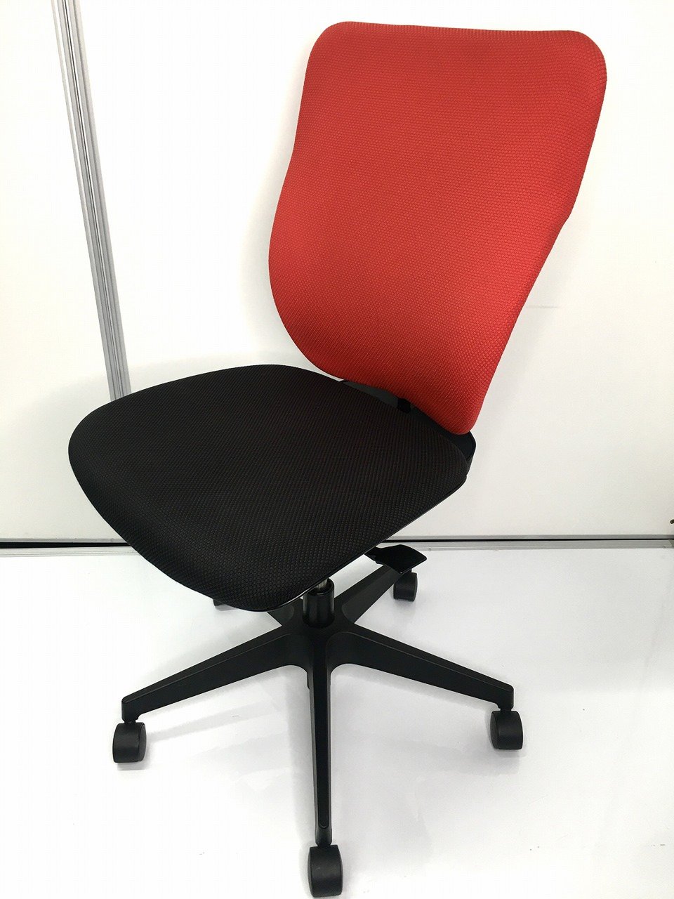 【背もたれレッド】座奥調整機能付きのオフィスチェア
                        プラオ 
                                    中古
            