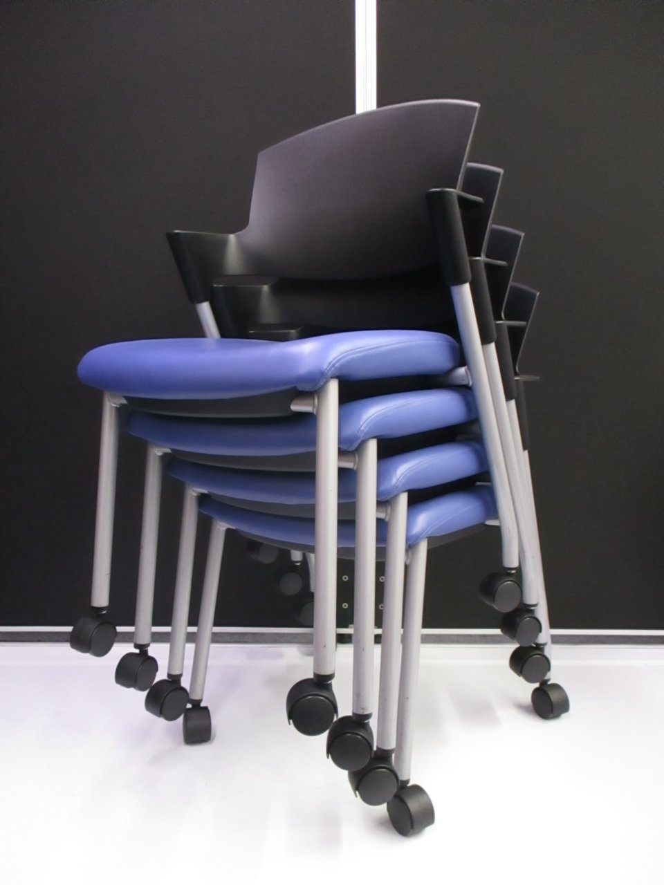 【KS】【2セット限定！】座面ビニール生地！セットで買うとお安くなります！【在庫入替のため】
                        プロッティ（キャスター付） 
                                    中古
            