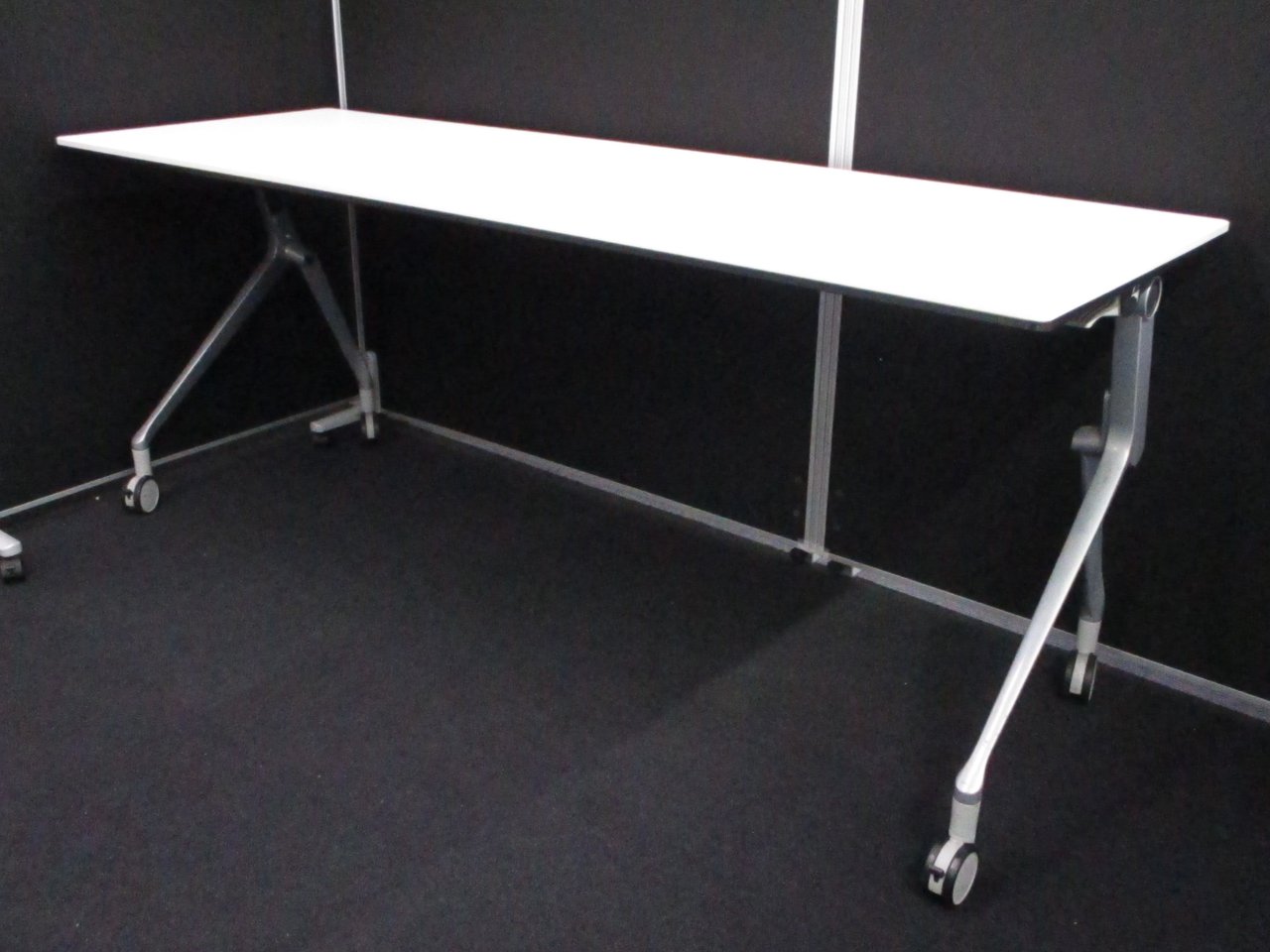 【KS】【今なら8台揃います！】会議や研修など、多目的に使用できるテーブル！オカムラ製で安心！
                        インターアクトNT 
                                    中古
            