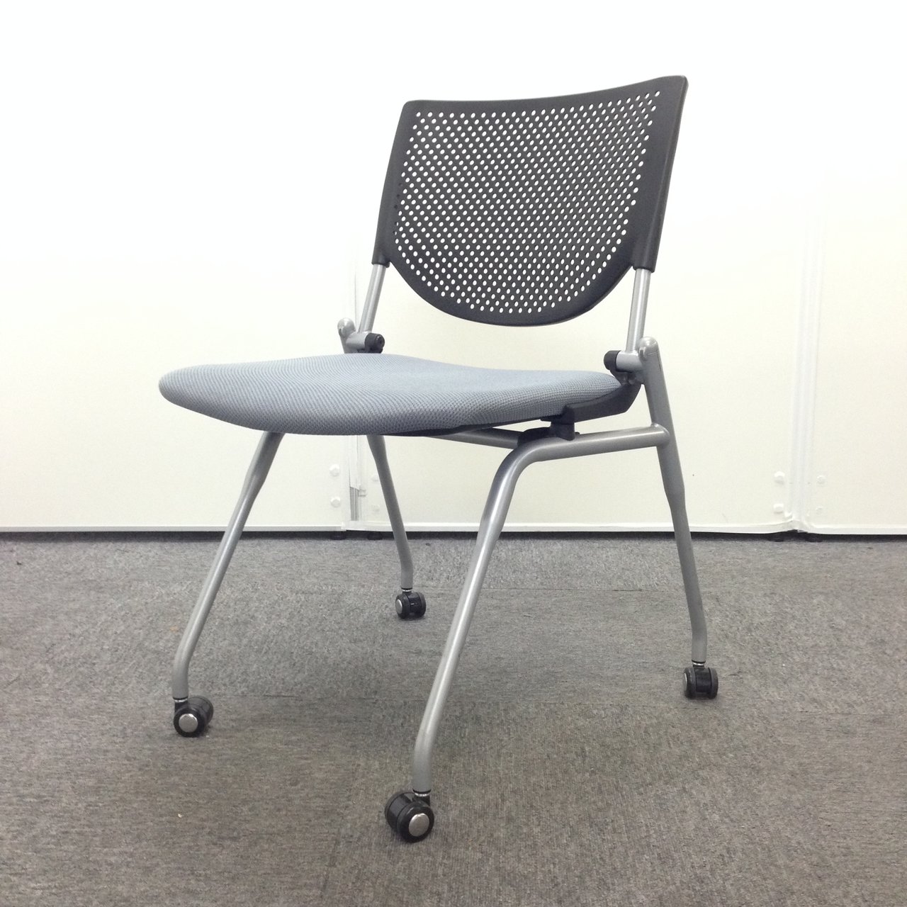 重ねて収納可能なミーティングチェアが入荷｜ネスティングチェア｜2017年製
                        プロスタック 
                                    中古
            