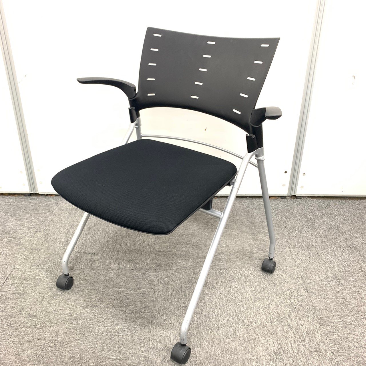 【大量入荷！】人気のイトーキ製｜マノスチェア　ブラック　
                        マノスチェア(MANOSS)
                                    中古
            