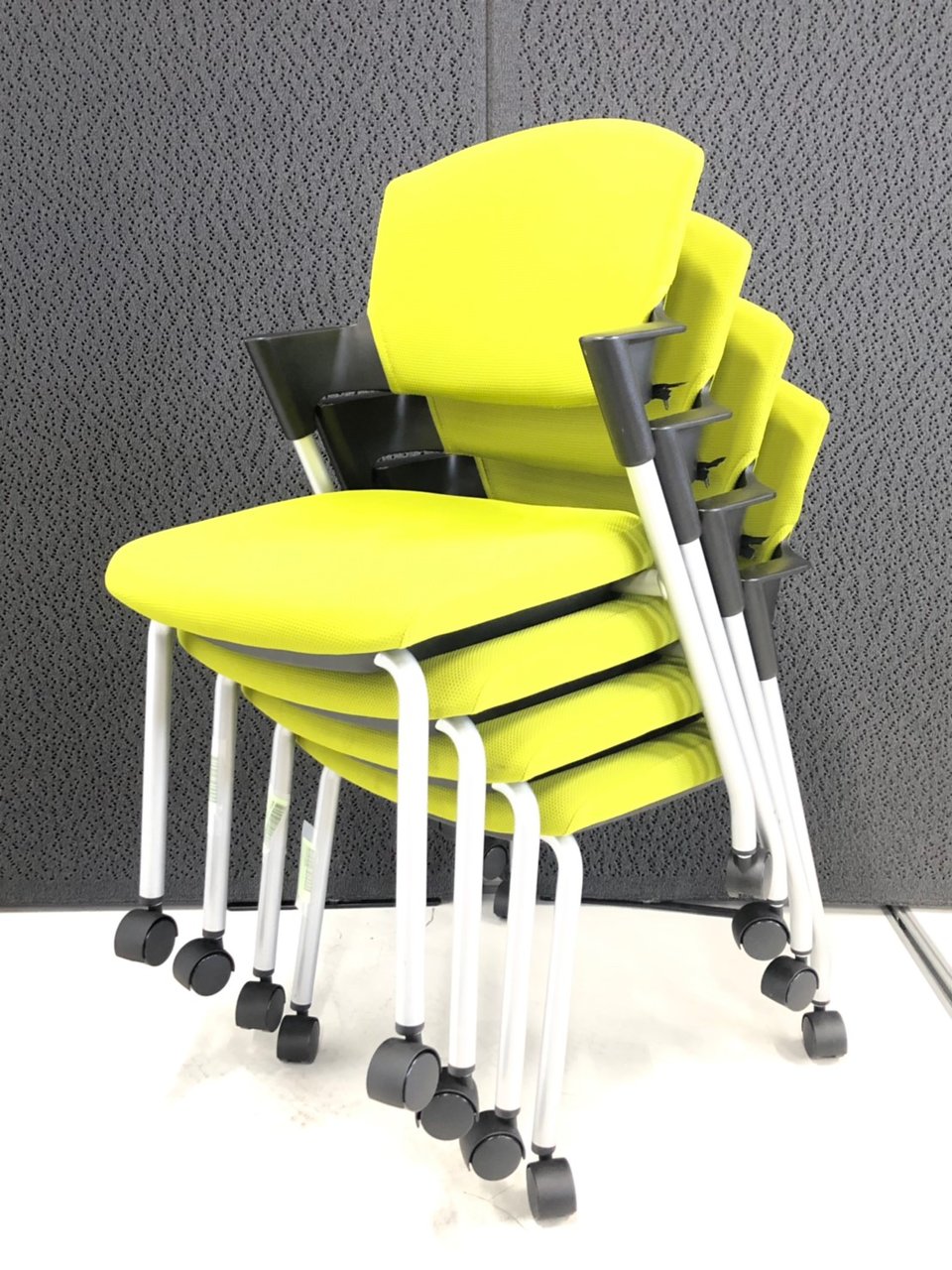 【4脚セット】国産高品質のスタックチェア！■コクヨ■プロッティ
                        プロッティ（キャスター付） 
                                    中古
            