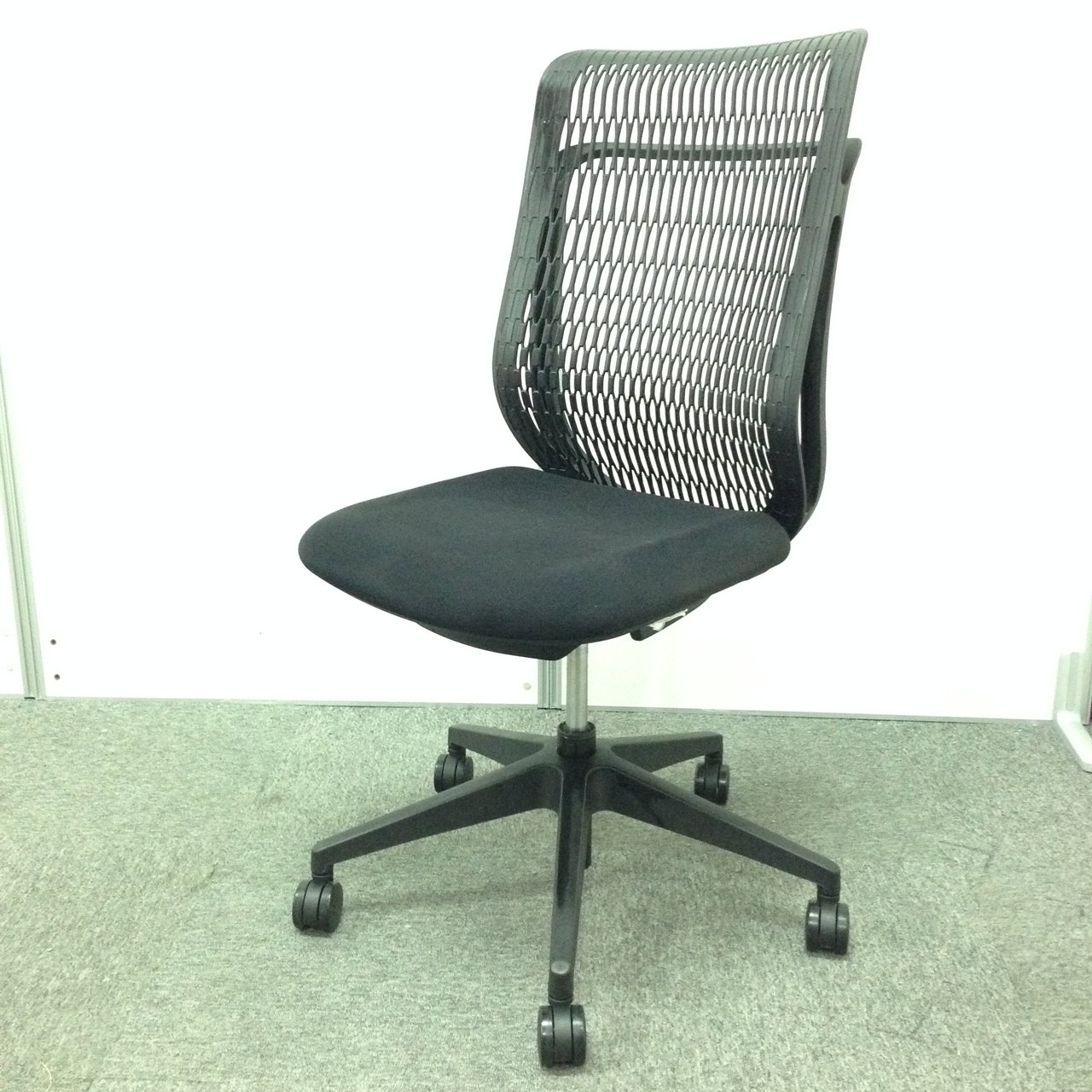 内田洋行製｜AJチェア｜スタイリッシュなポリアミド3Dメッシュ！座る人の背中に合わせて自在に伸縮し、最適な座り心地！
                        AJ（エージェイ） 
                                    中古
            