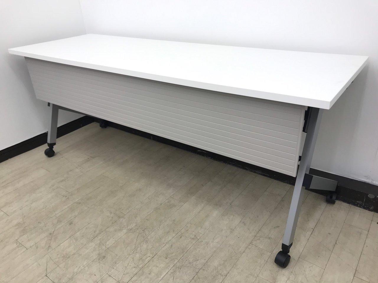 【女性が使用する際も幕板付きで安心！】サイドスタックテーブル　ウチダ製
                        サイドスタックテーブル 
                                    中古
            