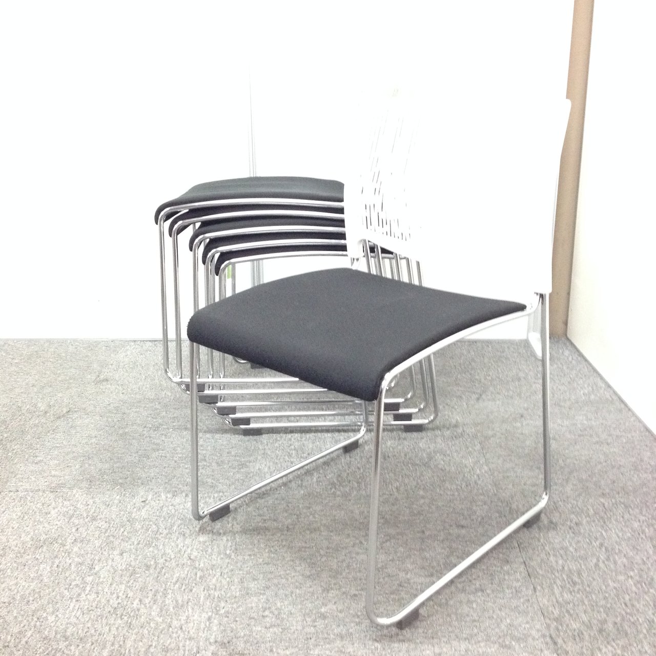 【6脚　セット商品！】お買い得なスタッキングチェア入荷！！状態良好の為、お早めにお問い合わせ下さい！
                        その他シリーズ
                                    中古
            