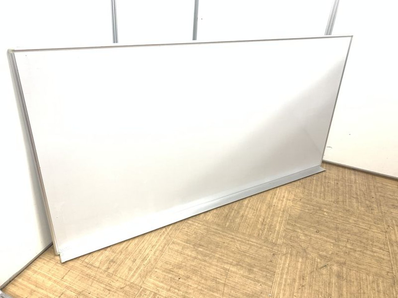 【オフィスの必需品】壁掛けホワイトボード入荷　W1800【省スペース化】
                        その他シリーズ
                                    中古
            