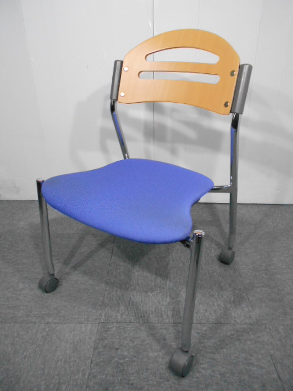 【12脚限定！】お洒落なスタッキングチェア入荷！【関西倉庫在庫】中古 オフィス家具
                        その他シリーズ
                                    中古
            