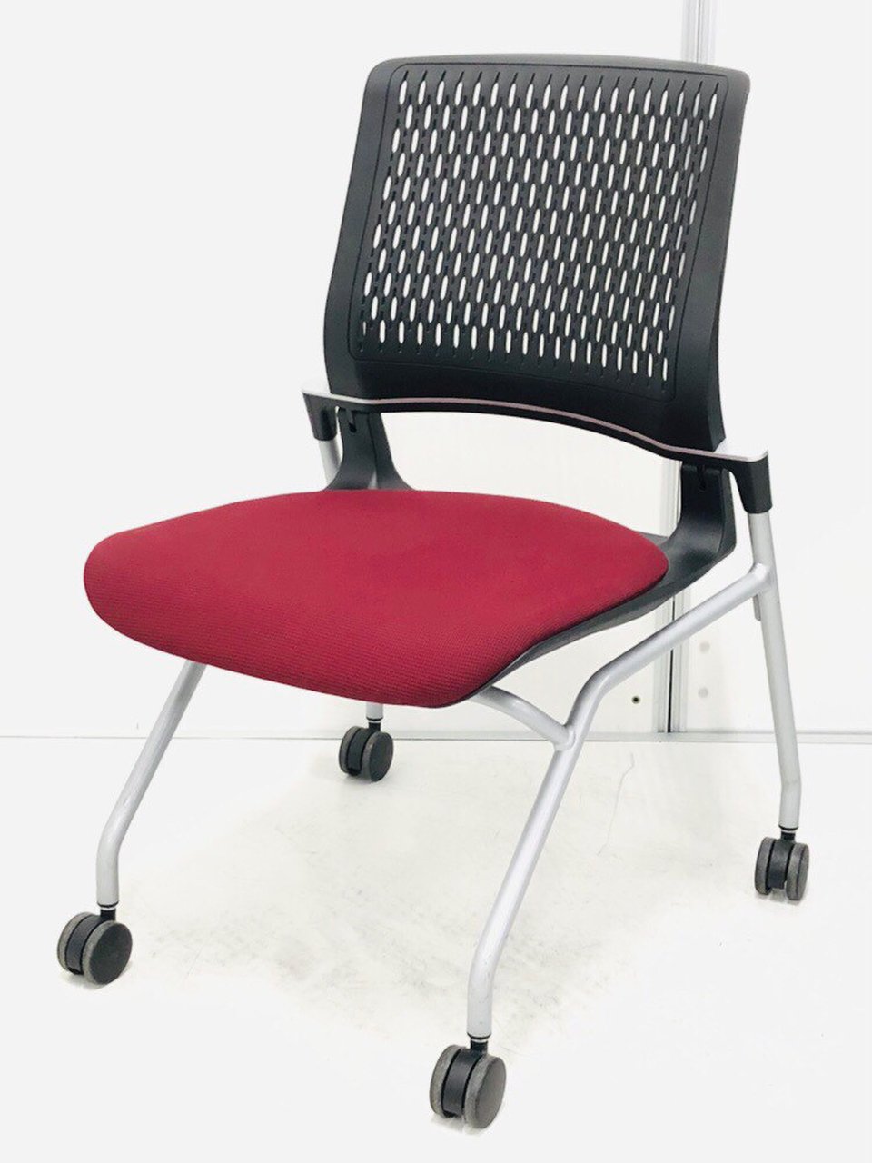 厚めのクッションで疲れにくい！
ミーティングチェアにも快適さを！
落ち着いた色味のワインレッド！
                        オルディナ 
                                    中古
            