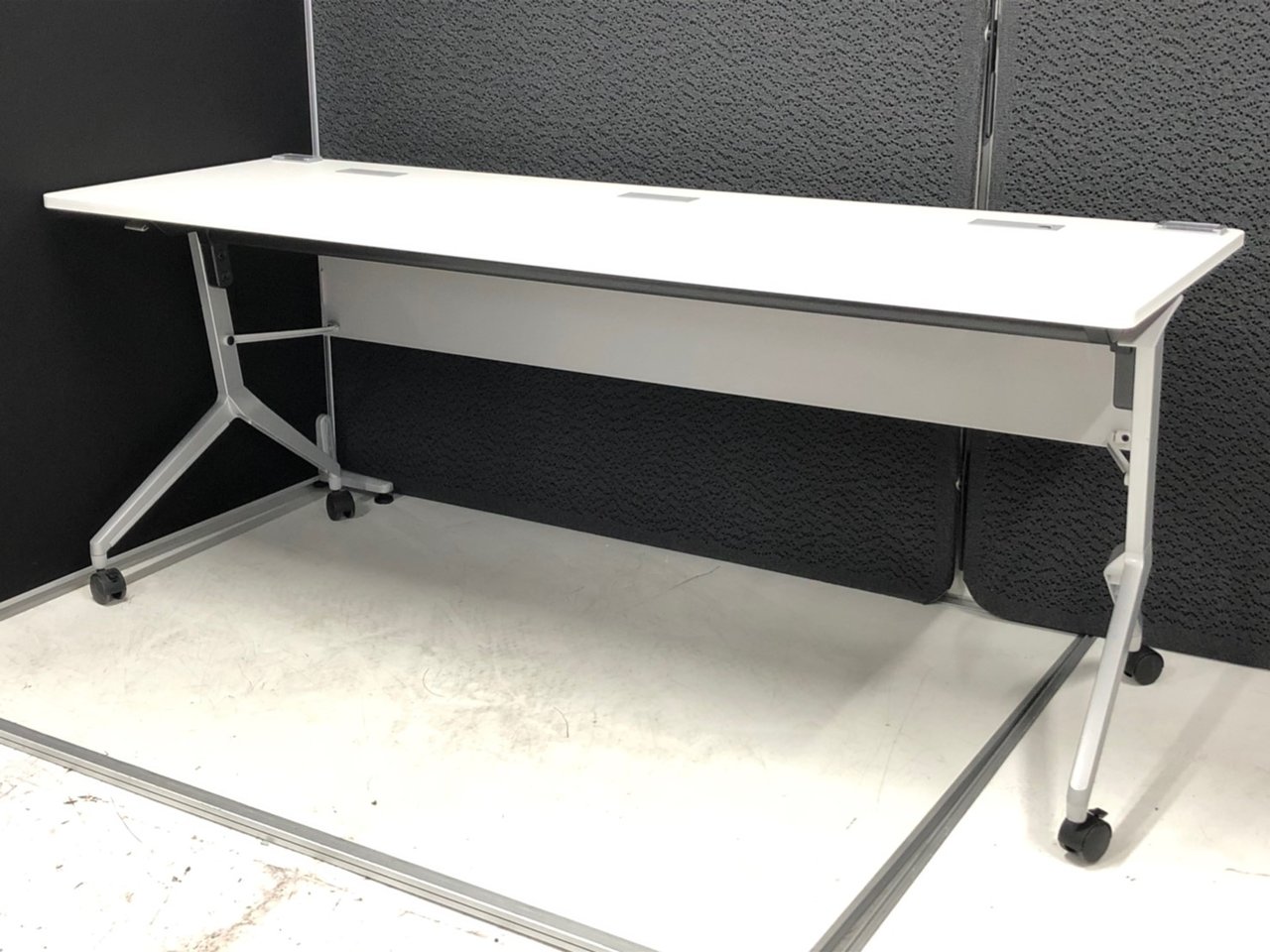 女性に好評な幕板付き！
常に品薄の平行スタックテーブルをロット入荷しました！
                        リーフライン 
                                    中古
            