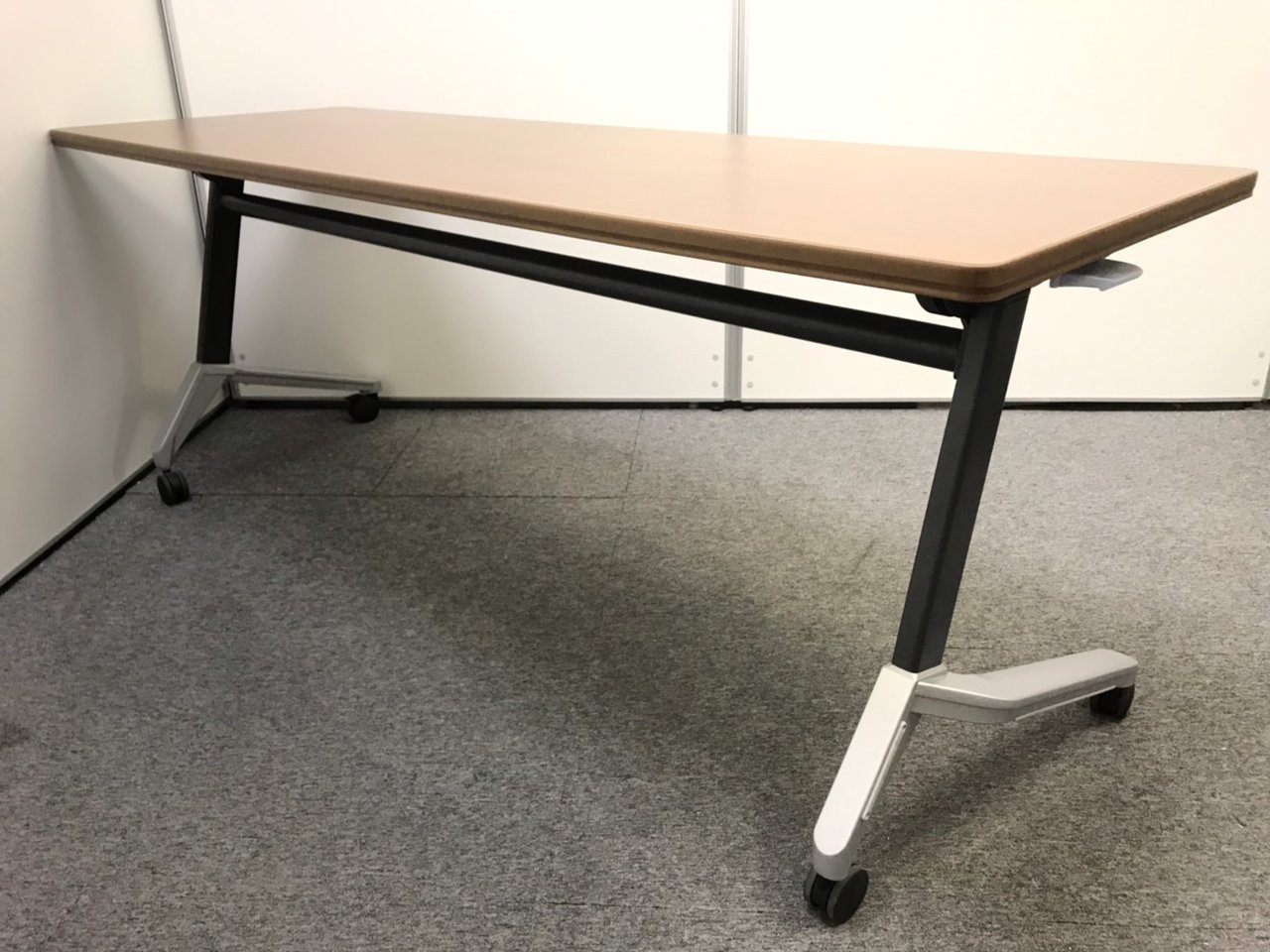 【3台入荷】サイドスタックテーブル｜コクヨ(kokuyo)｜ローズ｜W1800ｘD600｜重厚感のある折り畳み式テーブル
                        KT-620シリーズ 
                                    中古
            