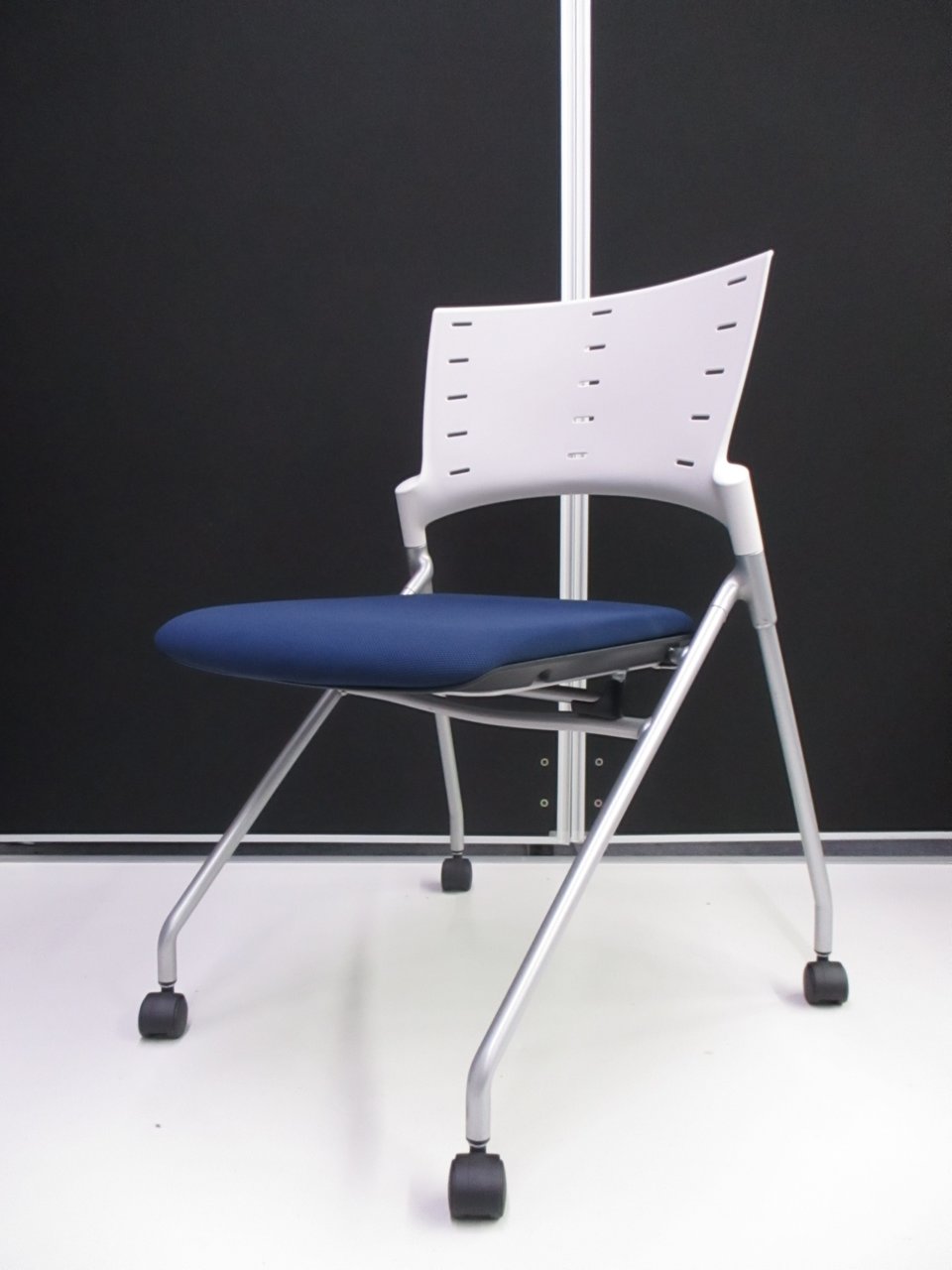 【KS】2018年製！！人気シリーズ！オフィスを明るく！デザイン性、座り心地の良いミーティングチェア‼
                        マノス 
                                    中古
            