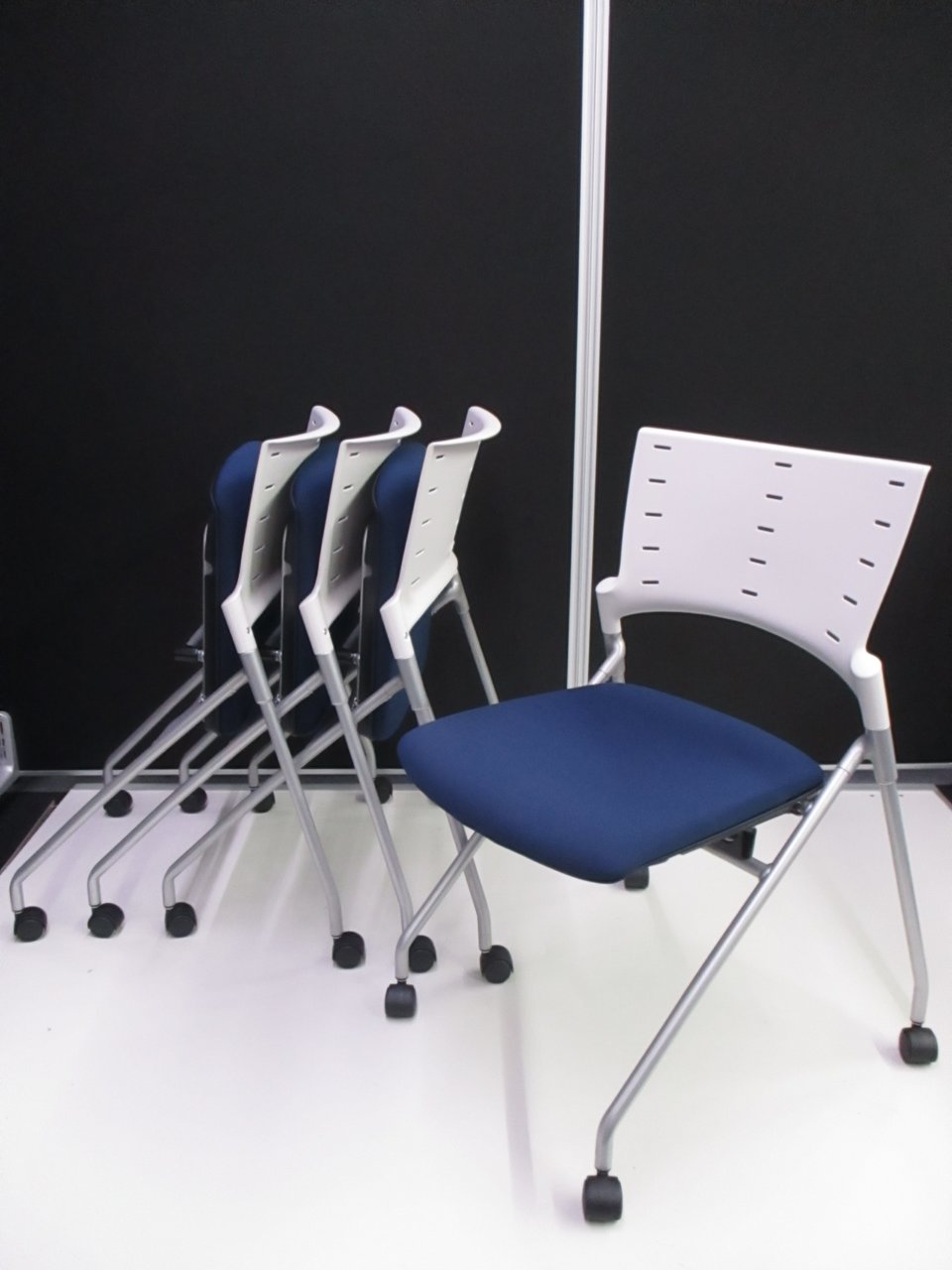 【KS】【2018年製！！】4脚セット！人気シリーズ！オフィスを明るく！デザイン性、座り心地の良いミーティングチェア‼
                        マノス 
                                    中古
            