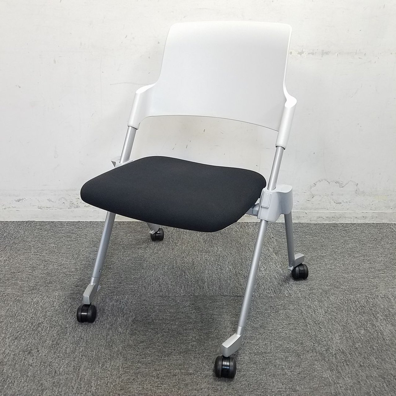 【2脚限定特別価格！！】コクヨ社の2通りのスタック方法を兼ね備えた効率性に優れたチェア「アンフィー」入荷！中古　オフィス家具　スタッキング　ネスティング　チェア
                        アンフィ 
                                    中古
            