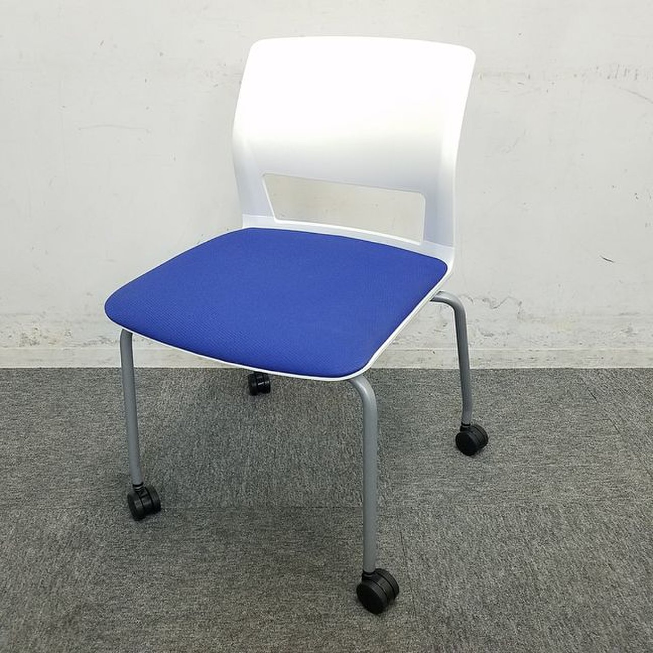 【残り1脚につき限定価格！！】オフィスに映えるブルー色｜コクヨ製スタッキングチェア｜会議室などにいかがでしょうか【移動もらくらくキャスター付き】中古 オフィス家具  スタッキングチェア　リサイクル
                        160シリーズ 
                                    中古
            
