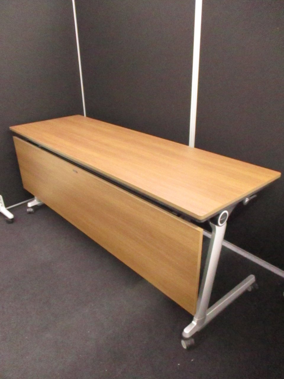 【KS】【松戸店おススメ商品！】【定価14万のテーブル】トレンドカラーで高級感のある会議用テーブル！
                        エレガスタ 
                                    中古
            