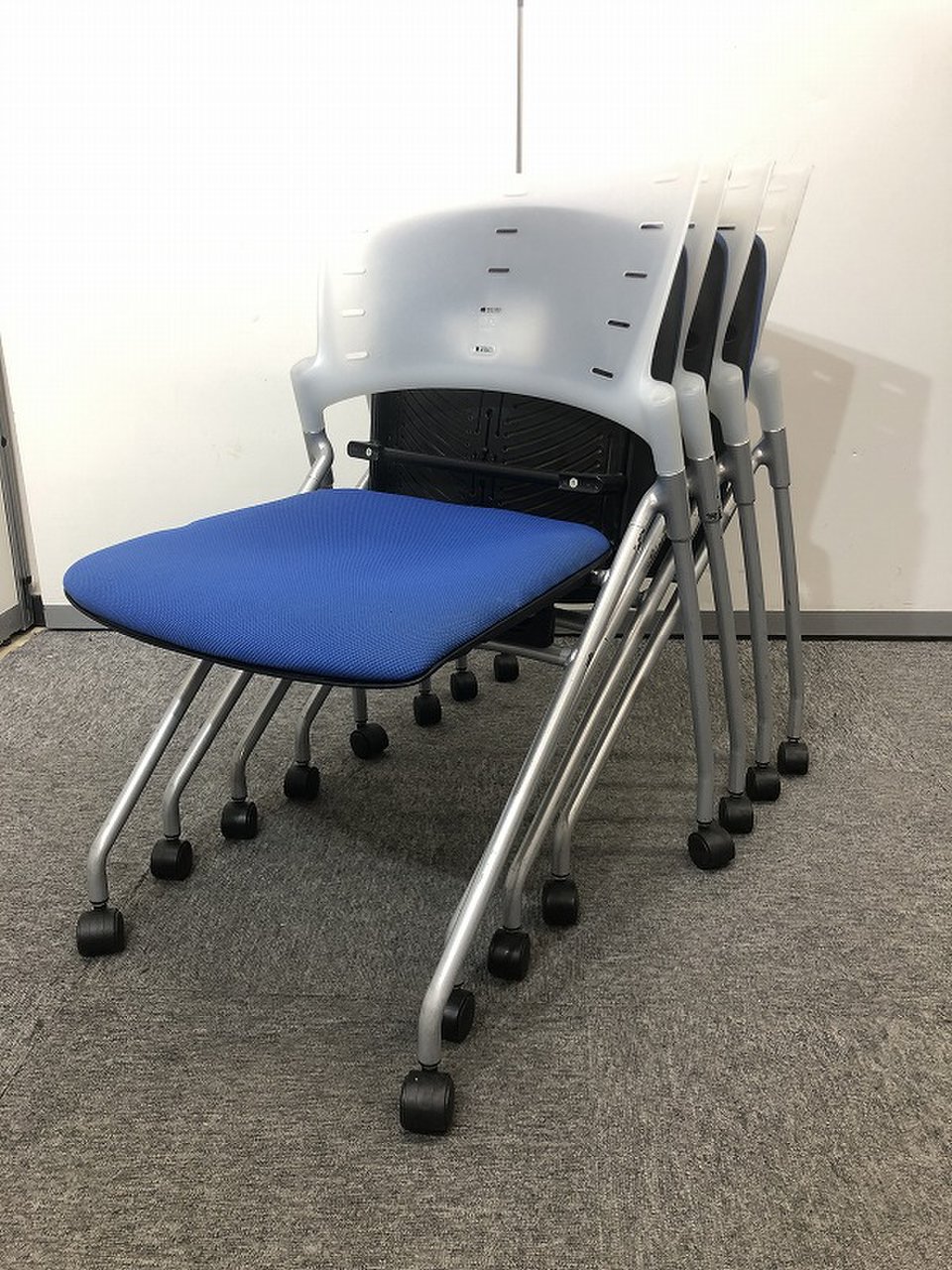 【4脚セット販売！！】マノスチェアの背もたれは適度な柔構造！！
                        マノス 
                                    中古
            