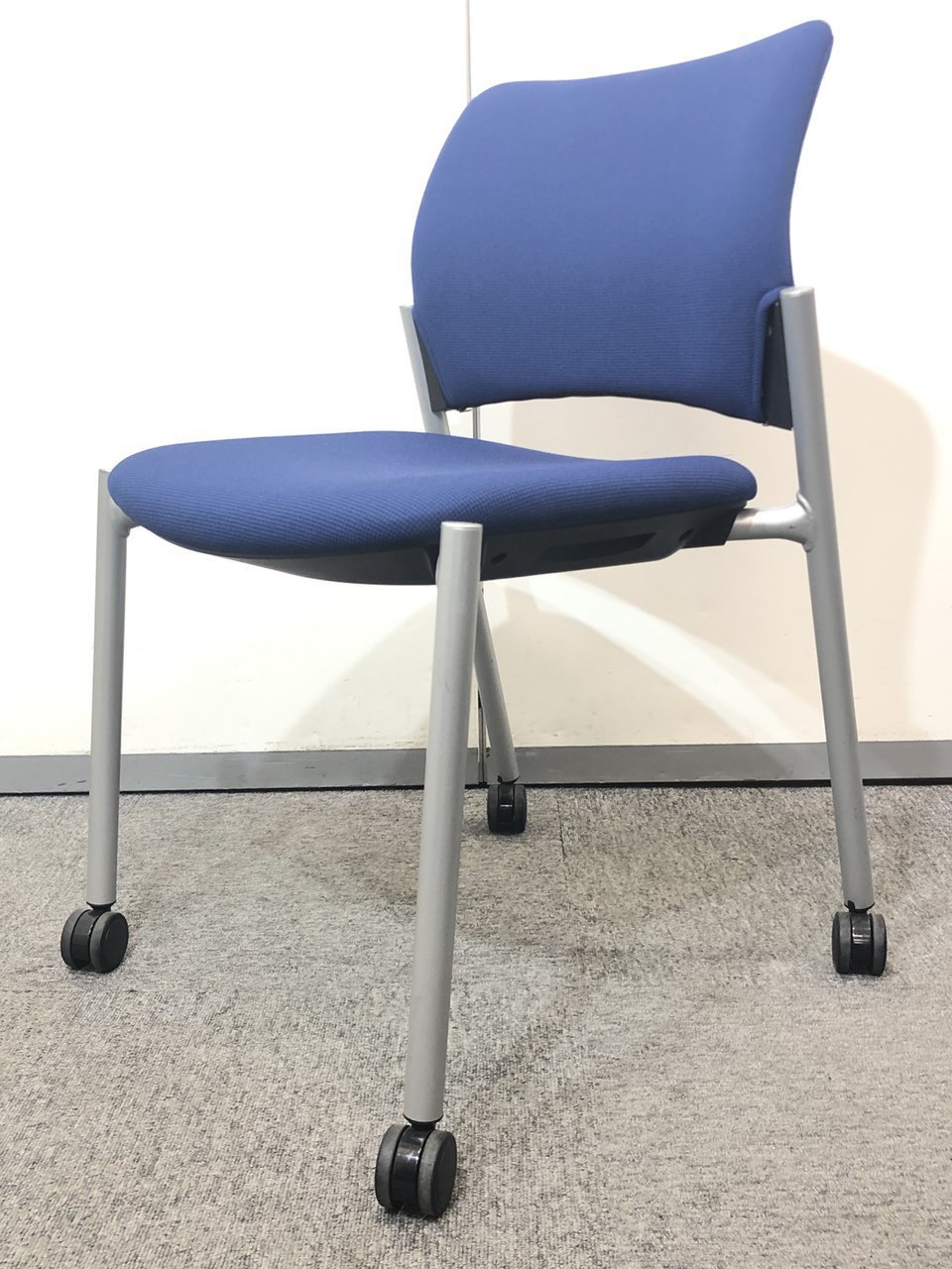 【4脚セット商品！！】比較的きれいな商品です！！【オカムラ製】
ミーティングテーブルとセット購入もおすすめです！
                        8147シリーズ 
                                    中古
            