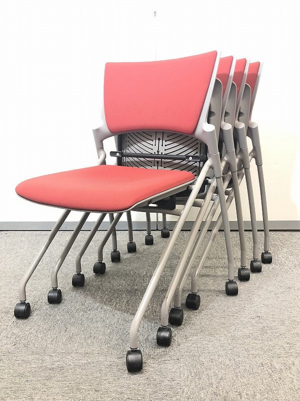 【4脚セット販売！！】状態きれいで、ミーティングチェアとしてとても人気のマノスチェアです。
                        マノス 
                                    中古
            