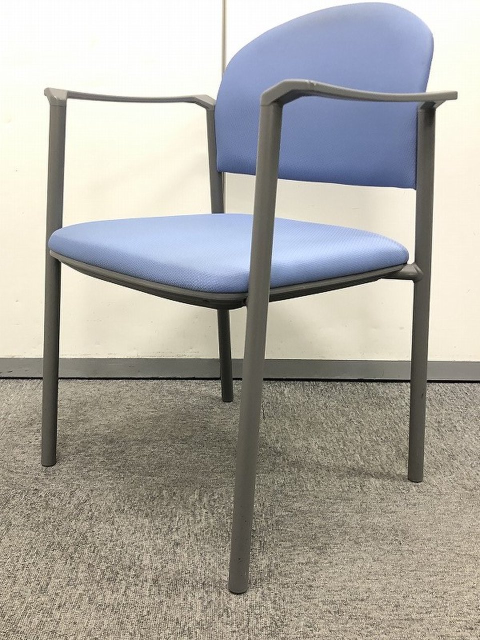 ナイキ製の肘付スタッキングチェアの入荷です！！肘が付いております！！
                        その他シリーズ
                                    中古
            