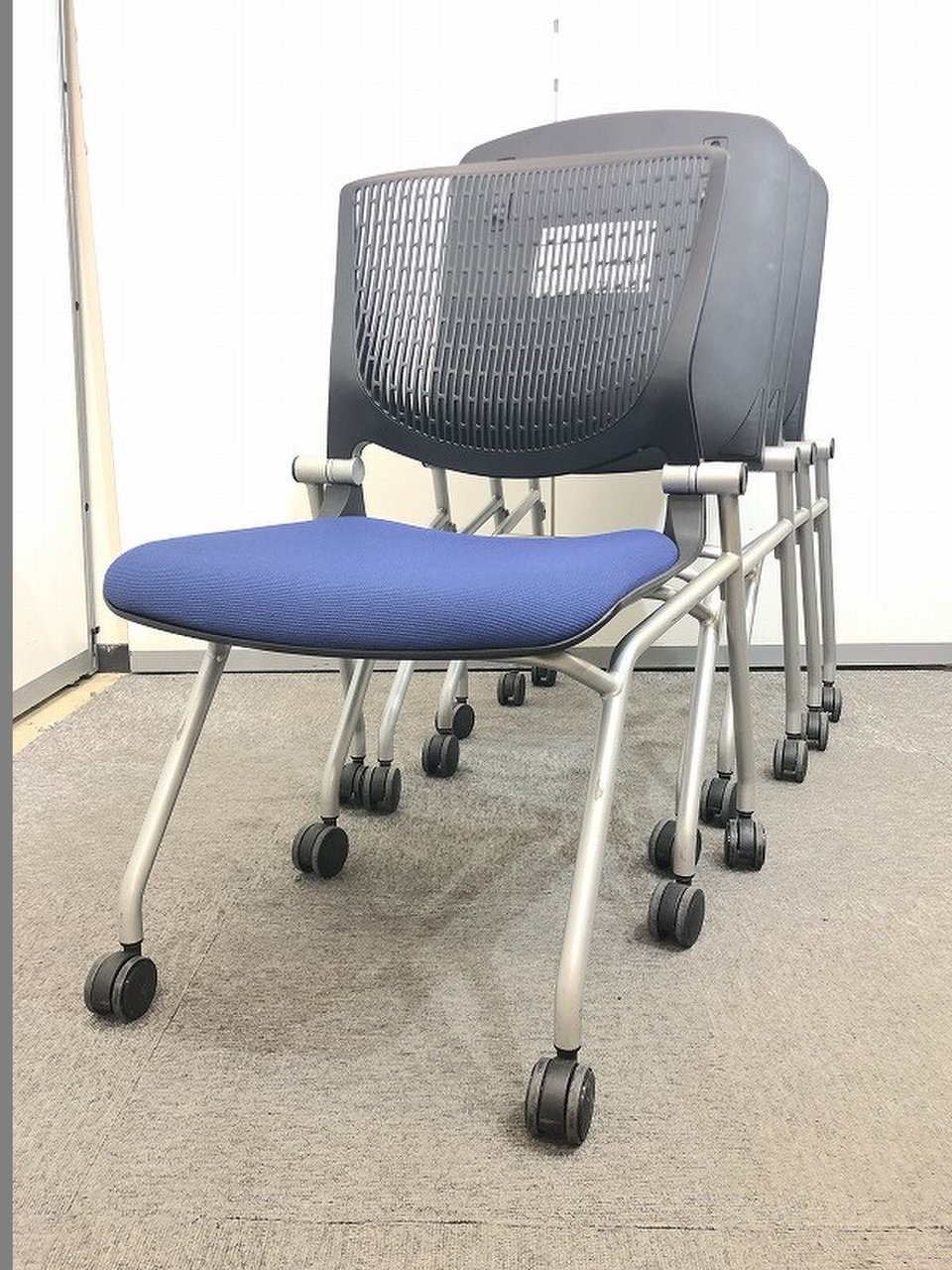 【4脚セット商品！！】ネスティング収納も可能なグラータチェア！！背面も少したわんで痛くない！！
                        グラータ 
                                    中古
            