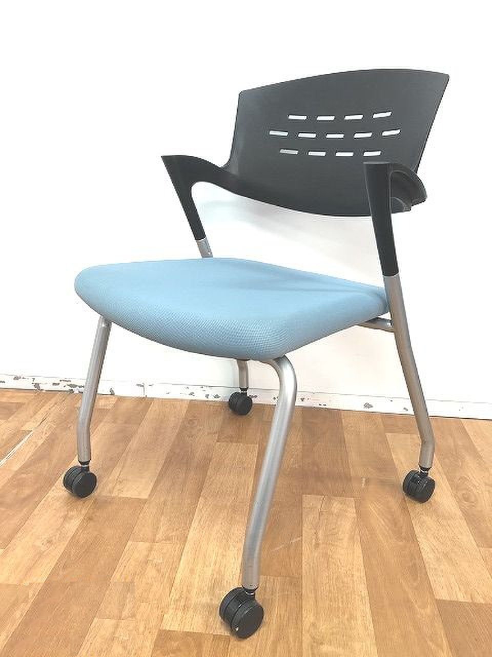 【オシャレで個性的なオフィス空間にできるスタッキングチェアが入荷しました！！】■おつとめ品
                        カクタス 
                                    中古
            