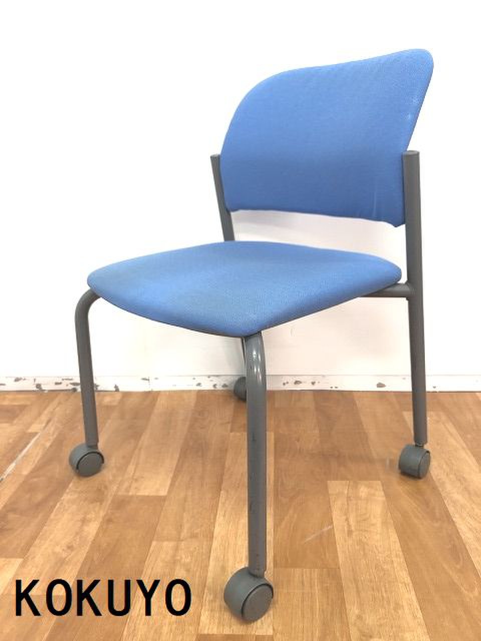 【国内メーカー人気シリーズスタッキングチェアの訳あり品の入荷です！！】
                        １００シリーズ 
                                    中古
            