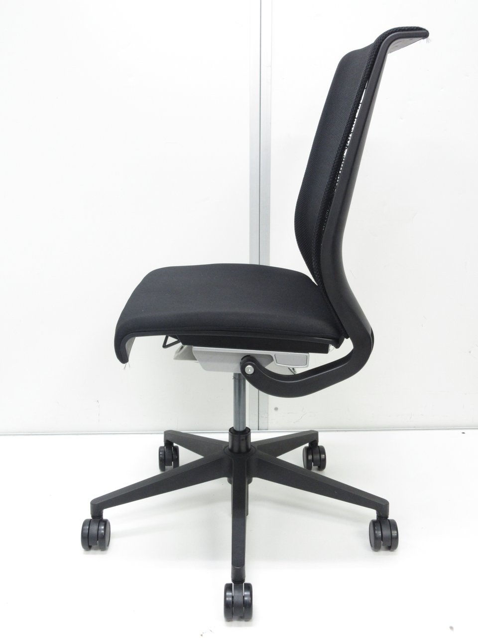 steelcase シンクチェア thk13101d Steelcase Think エルゴノミック・オフィスチェア - Steelcase