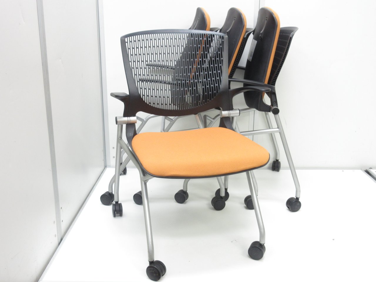 【セットでお買い得！】【数、揃います！】座面の座り心地抜群の会議用チェア！キャスター付きで移動がラクラク！
                        グラータ 
                                    中古
            