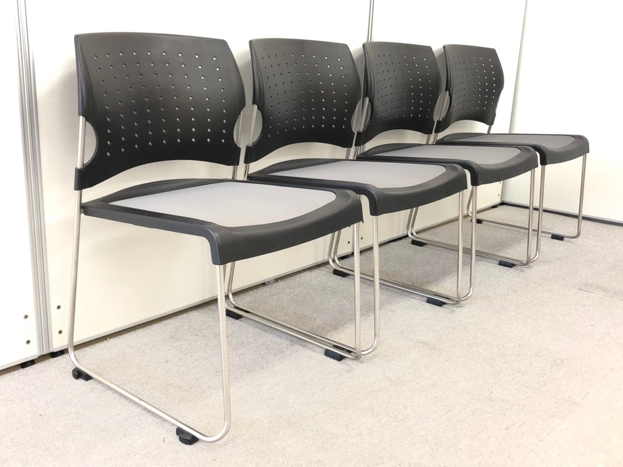 【単品買いよりも安い！４脚セット！】
座面がメッシュでお手入れ楽々！
シルバーフレームが最高にイカしてます！
                        プレド 
                                    中古
            