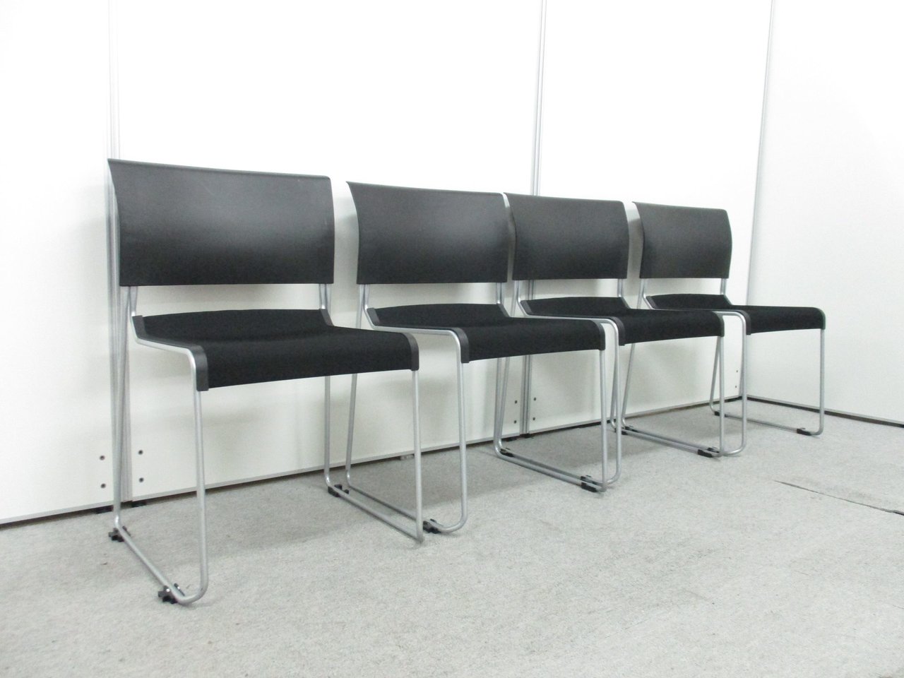 【まとめ買いでお買い得！】【シンプルなデザインでどんなシーンにも！】ブラックを基調としたスタッキングチェア
                        ルベック 
                                    中古
            