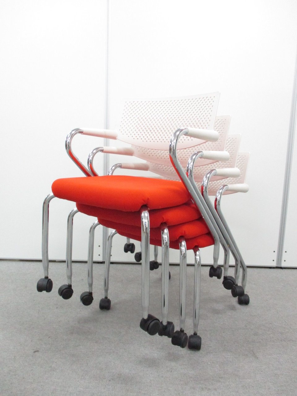 【お得な４脚セット！】おしゃれなデザインでオフィスの雰囲気が変わります！■有名デザイナーが手掛けるチェア■ミーティング用として
                        Visaroll(ビザロール）
                                    中古
            