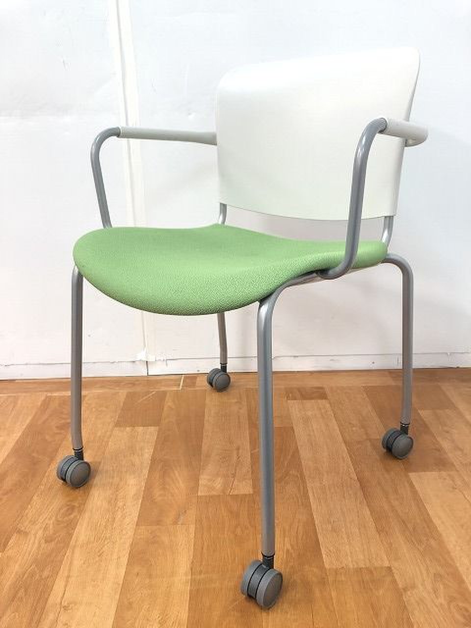 【鮮やかなグリーンのミーティングチェア！！】
                        その他シリーズ
                                    中古
            