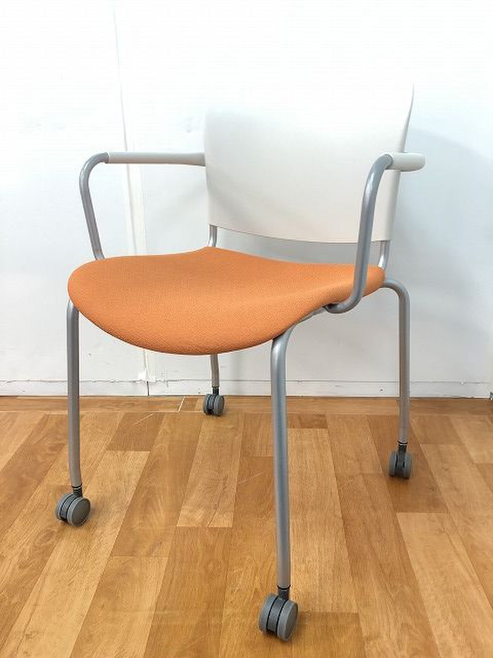 【明るいオレンジカラーのキャスター＆肘付きミーティングチェアの入荷です！！】
                        その他シリーズ
                                    中古
            