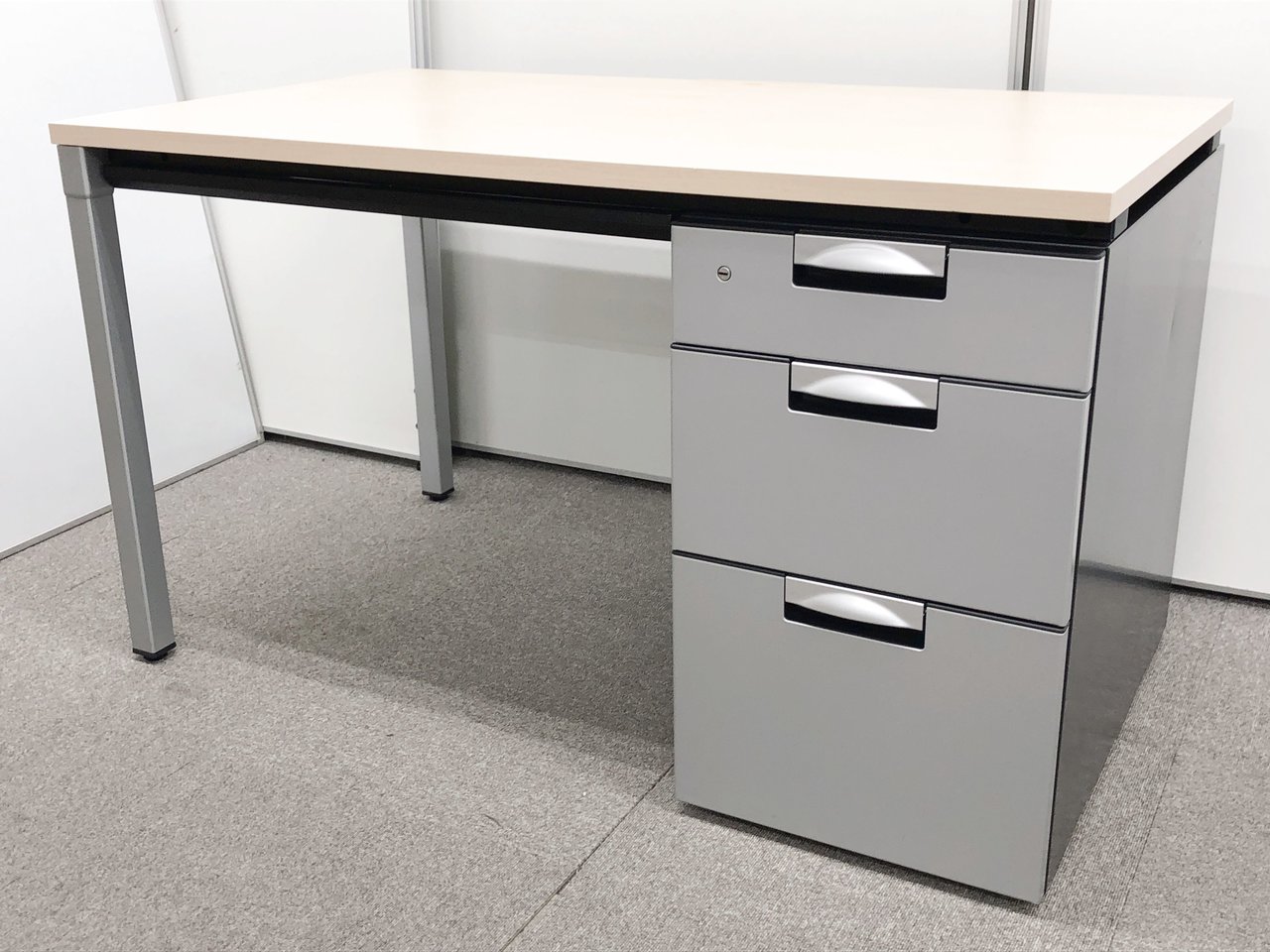 【入荷の珍しい商品です！】落ち着きのある木目調【奥行690㎜です】
                        デルフィ 
                                    中古
            