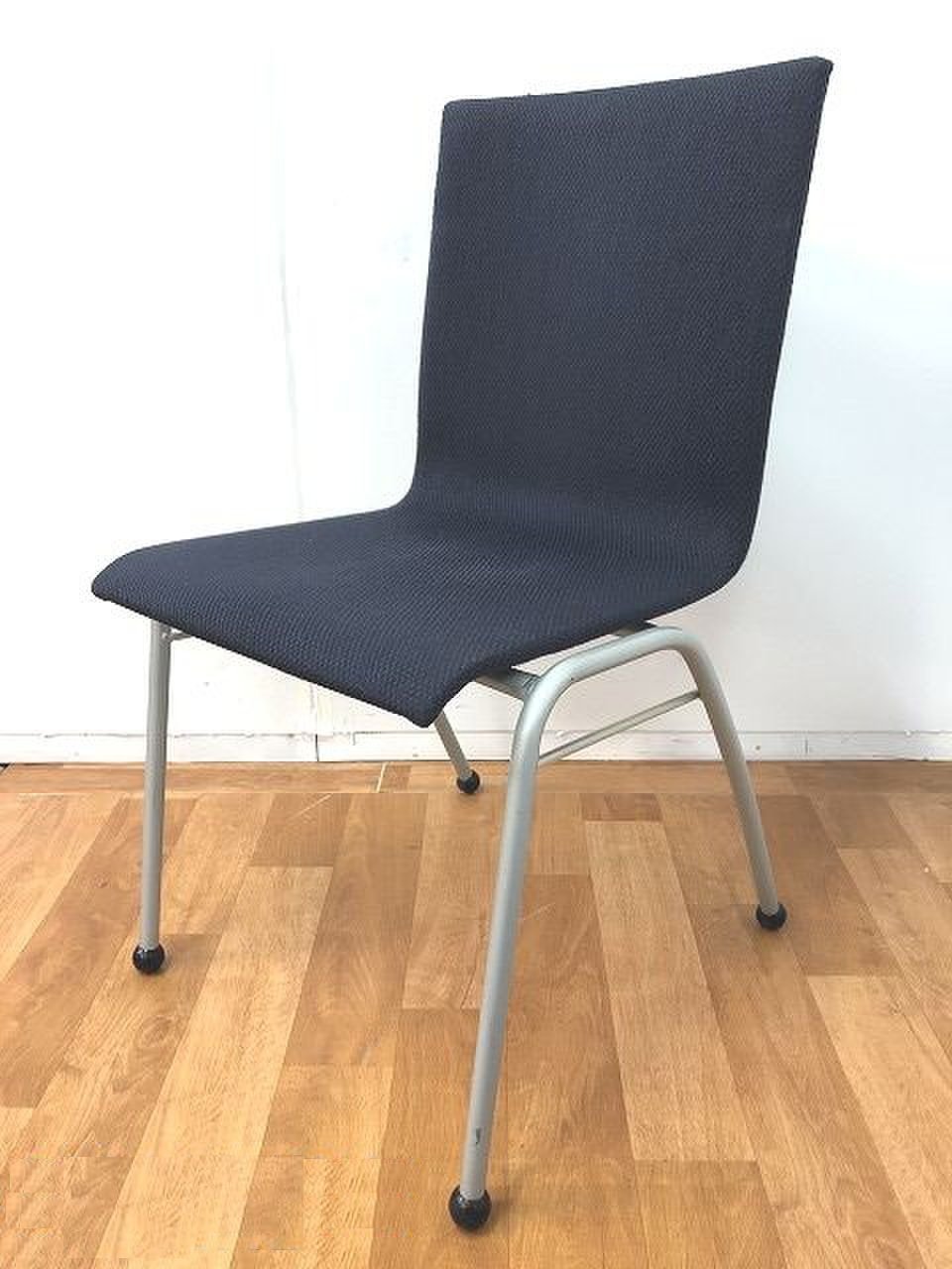 【国内メーカーのおしゃれなデザインのスタッキングチェアの入荷です！！】■おつとめ品
                        その他シリーズ
                                    中古
            