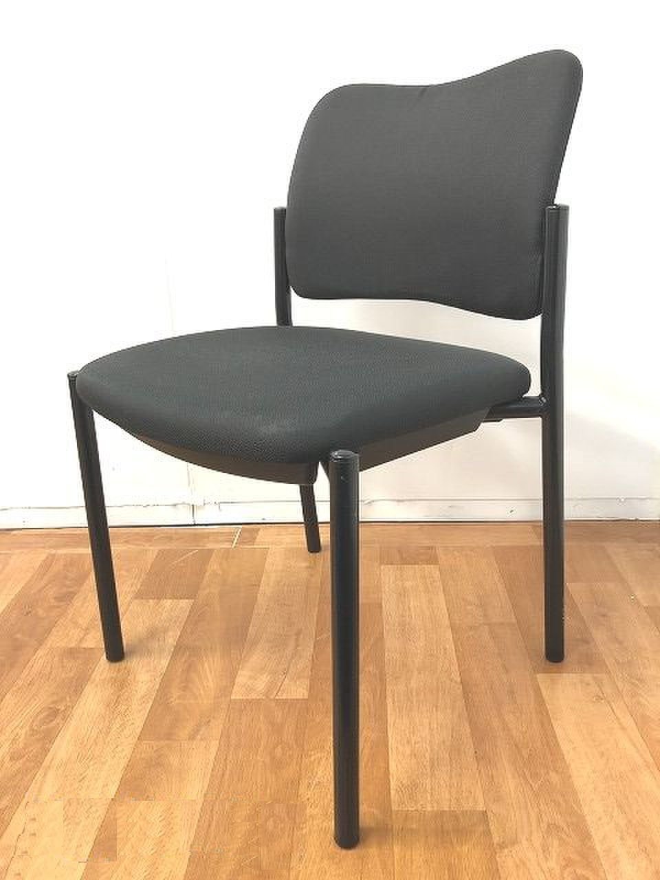 【人気ブラックカラースタッキングチェアの入荷です！！】■おつとめ品
                        AXシリーズ 
                                    中古
            