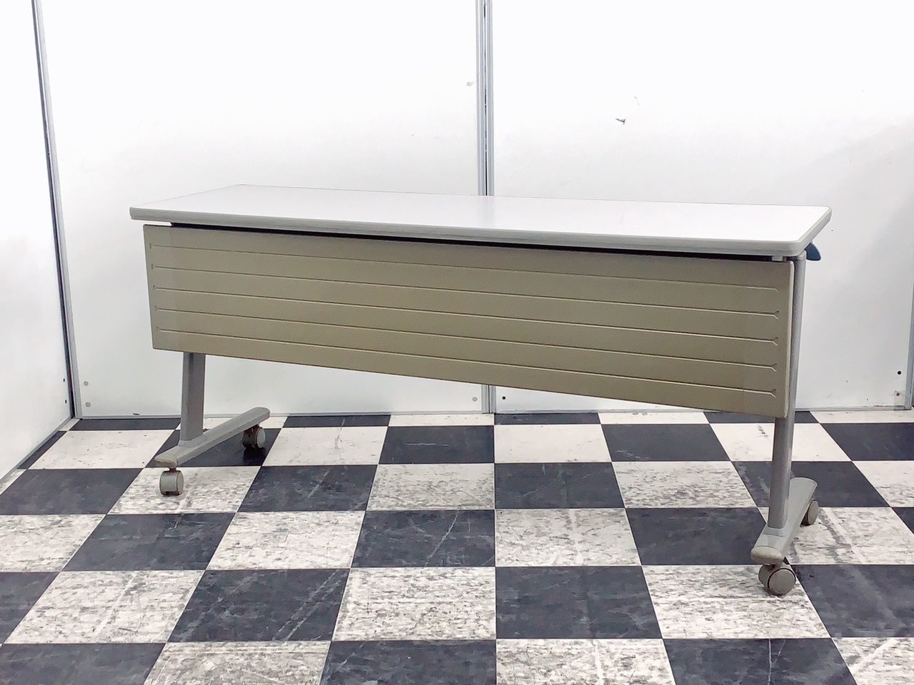 幕板割れの為、お安くご提案！！オカムラ製の折りたたみテーブル！
                        サイドテーブルN 
                                    中古
            