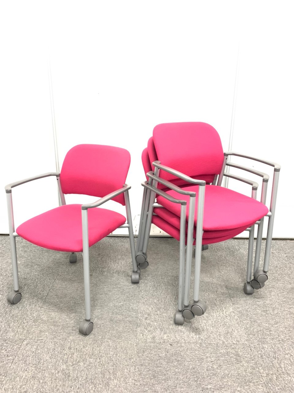 重ねて収納が出来る便利な吸ったキングチェア！ コクヨ製　鮮やかなピンクカラー　【４脚セット】
                        １００シリーズ 
                                    中古
            