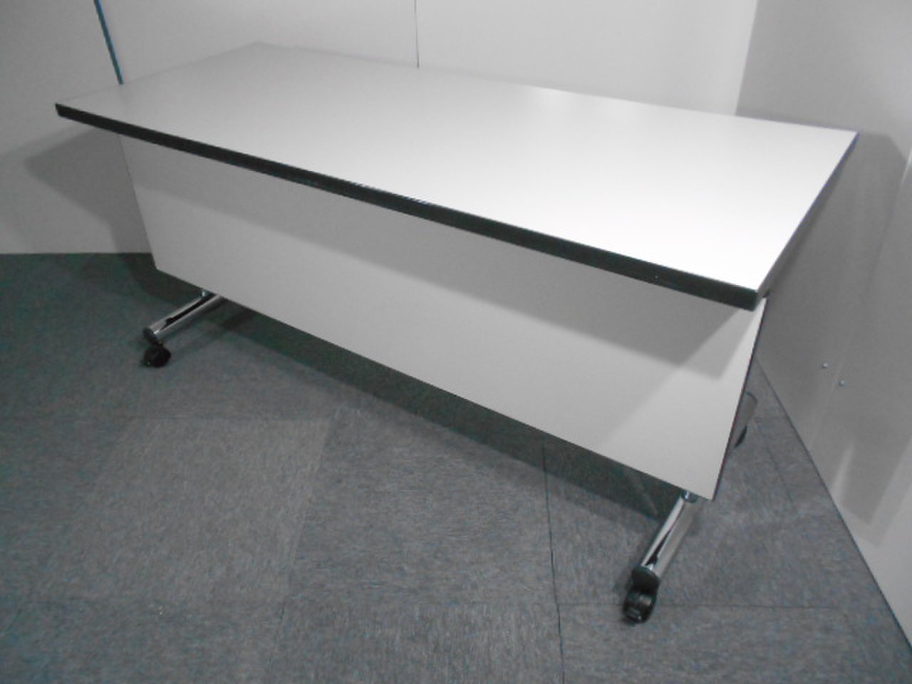 使い用途が広がります！！天板が折り畳め、キャスター付きで収納の際も便利！！【関西倉庫在庫】
                        KT-80 シリーズ 
                                    中古
            