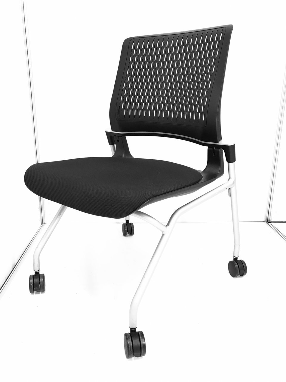 大人気　長時間の使用でも快適な座り心地を！　◆コクヨ／KOKUYO◆オルディナ／Ordina　※本体：ブラック／フレーム塗装色：フラットシルバー
                        オルディナ 
                                    中古
            