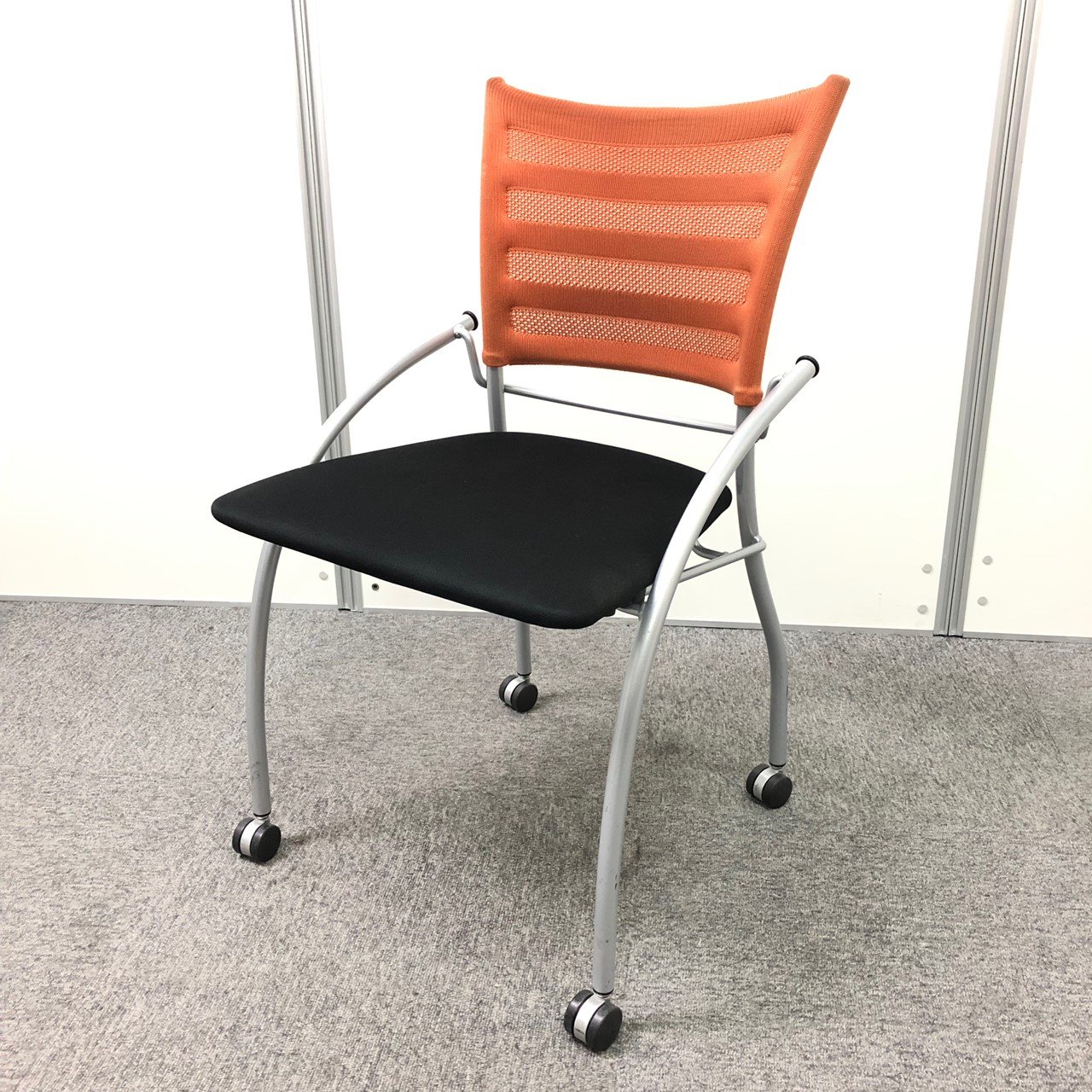 座面を跳ね上げ、平行収納可能　ネスティングチェア入荷！
                        プリエ2 
                                    中古
            