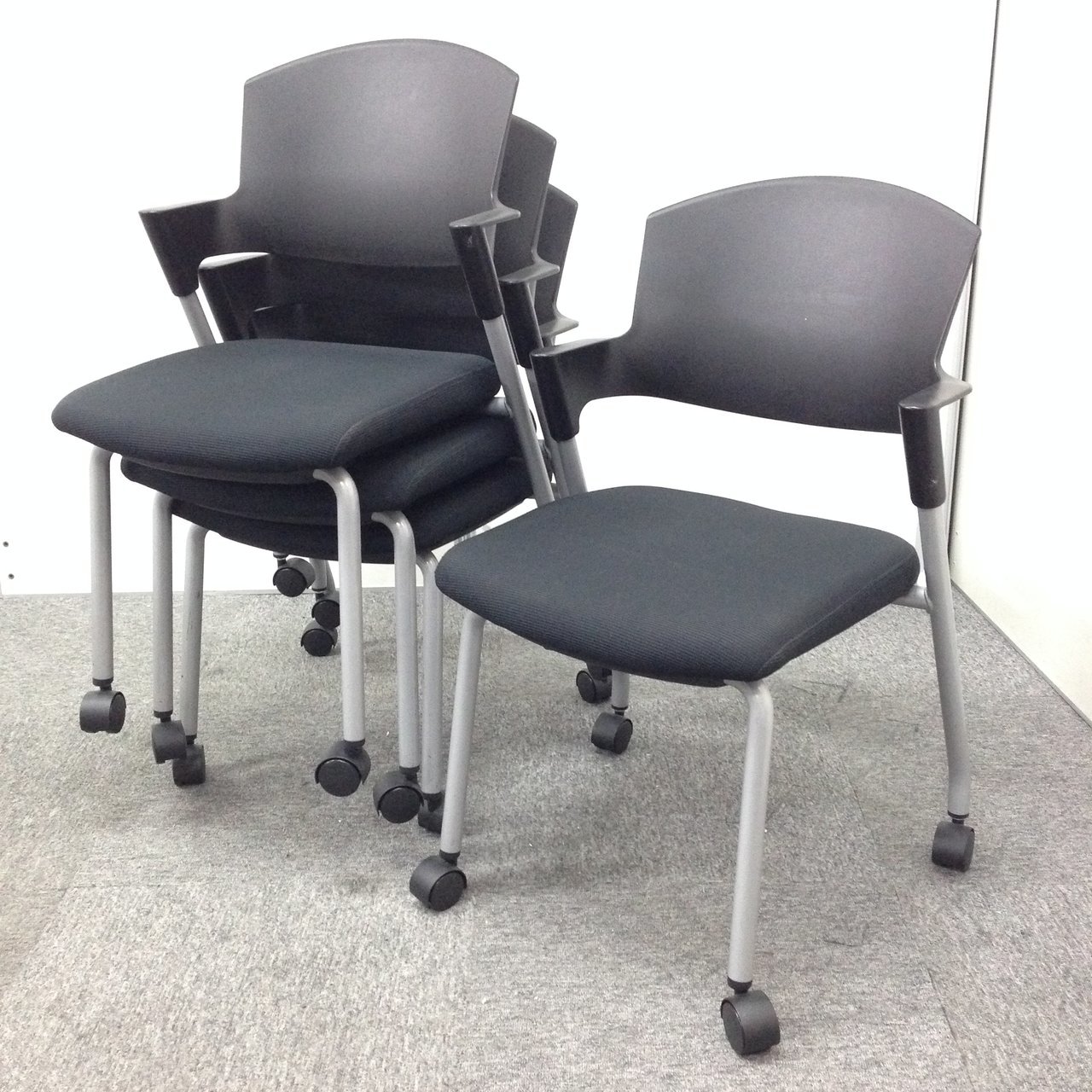 【4脚セット　お買い得です！！】人気の高いプロッティシリ－ズ入荷！！見た目と座りやすさ抜群！
                        プロッティ（キャスター付） 
                                    中古
            