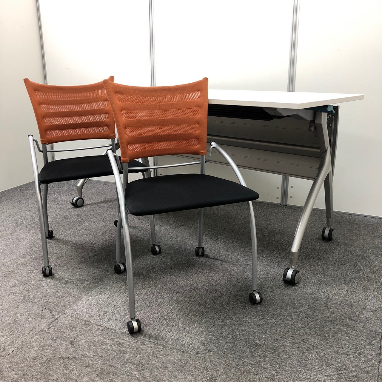 【セット価格】スタックテーブル+ネスティングチェア2脚
                        リリッシュ 
                                    中古
            