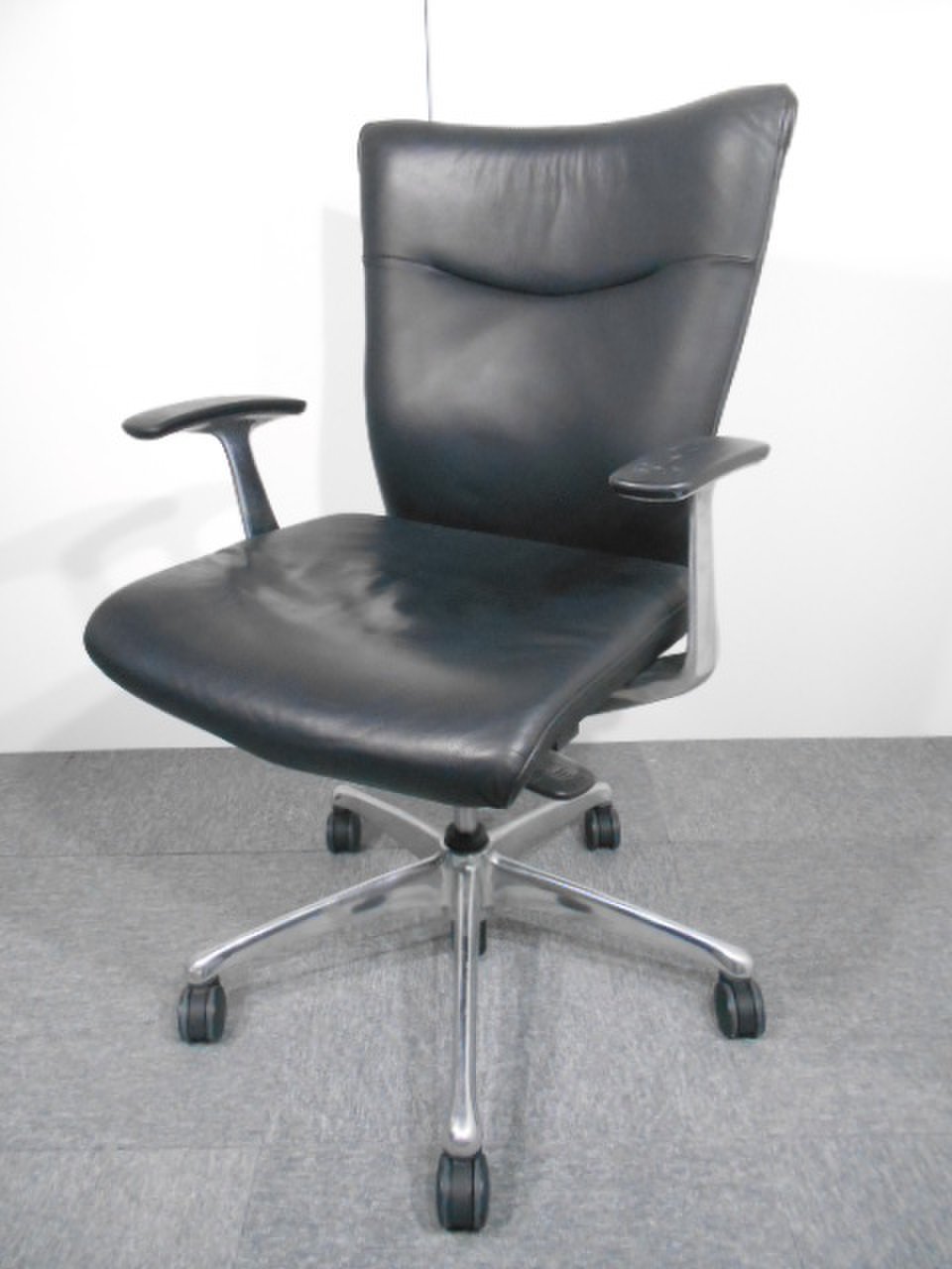 【高級感ある革張り！】レアなレザー張りの肘付きチェアがロット入荷しました。
 【関西倉庫在庫】
                        フィーゴ 
                                    中古
            