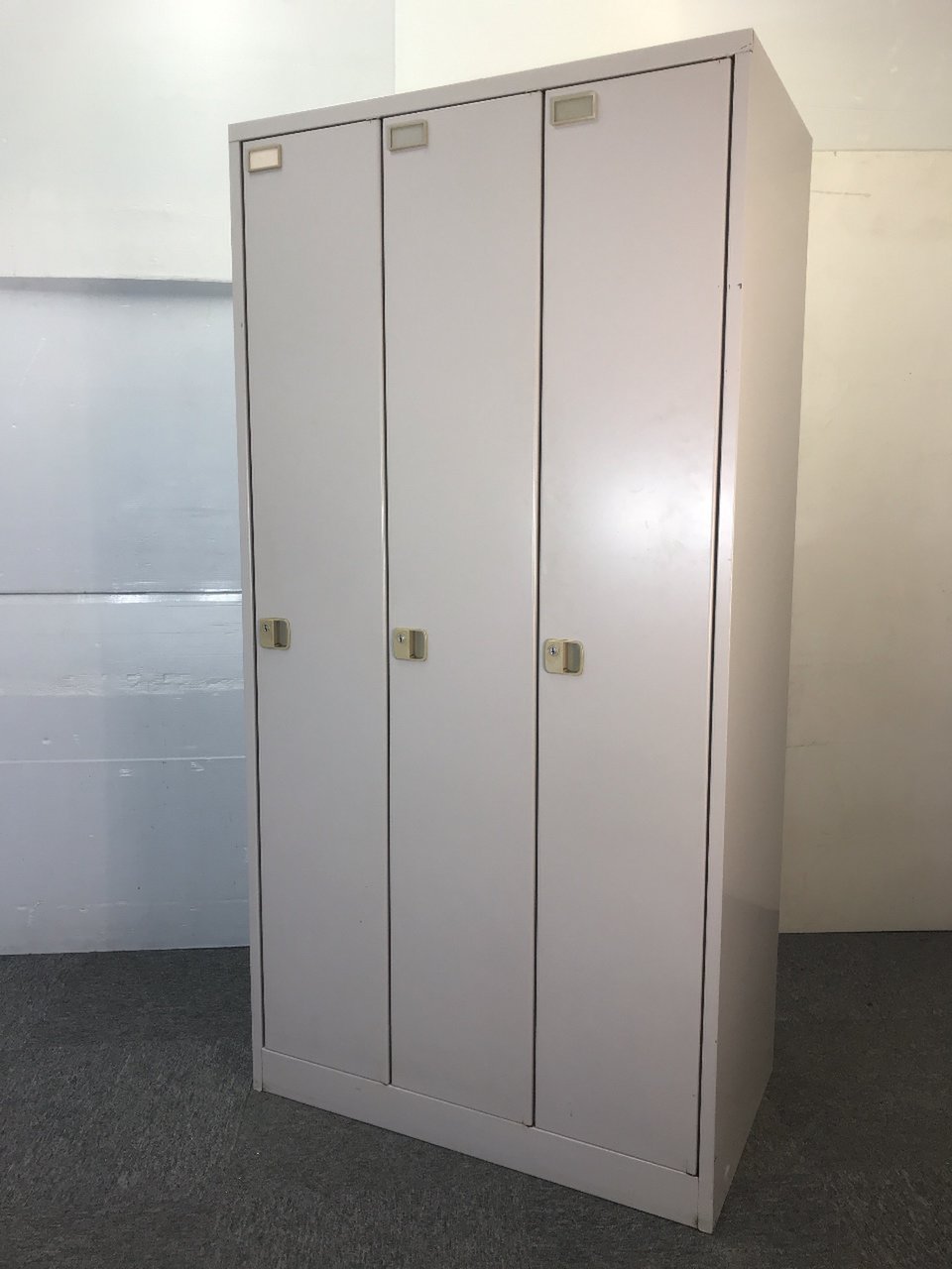 【3人用ロッカー】1人あたりの使用スペースが広くなっています。
                        L型 
                                    中古
            