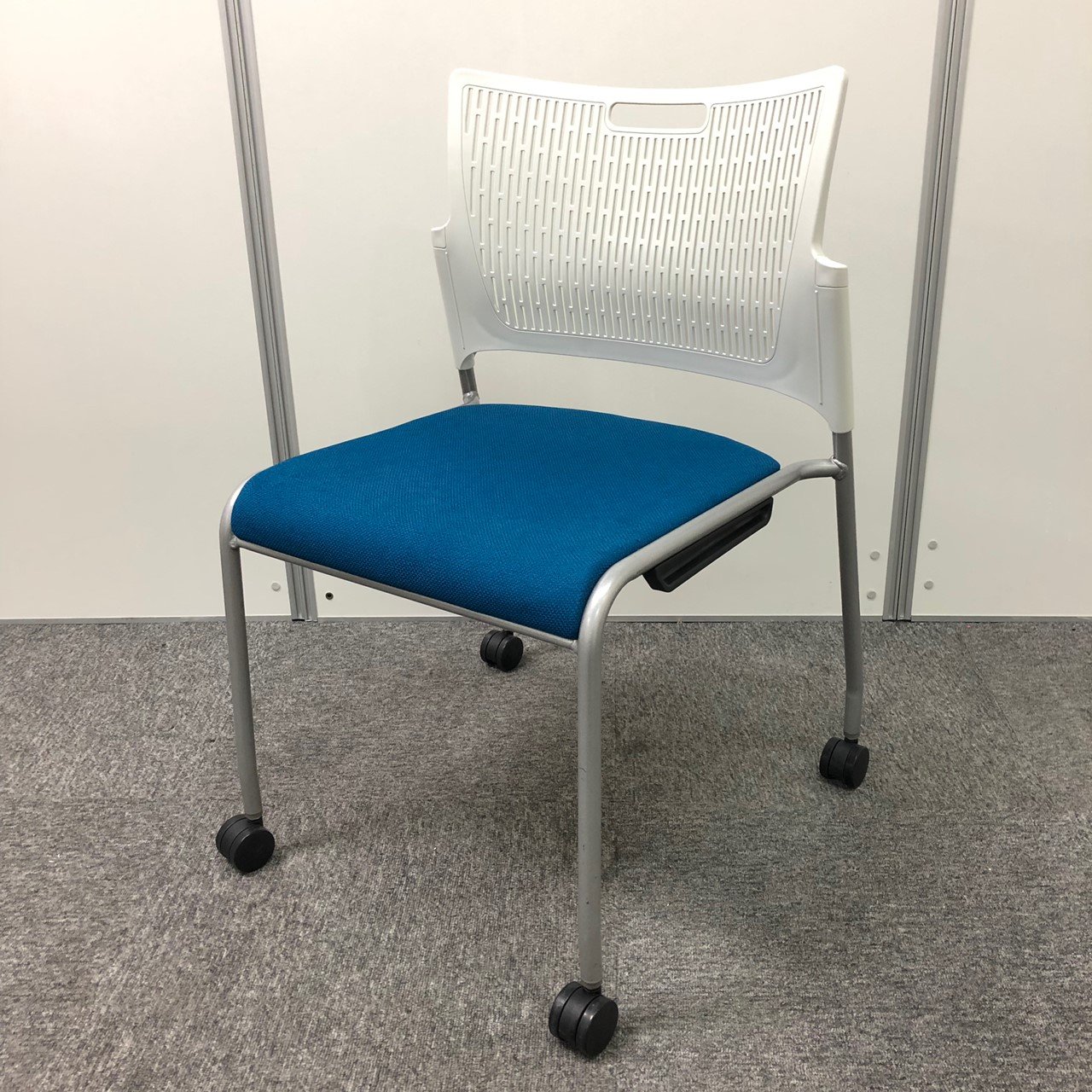 ブルー*ホワイトのツトーンカラー　スタッキングチェア入荷！
                        レーテ 
                                    中古
            