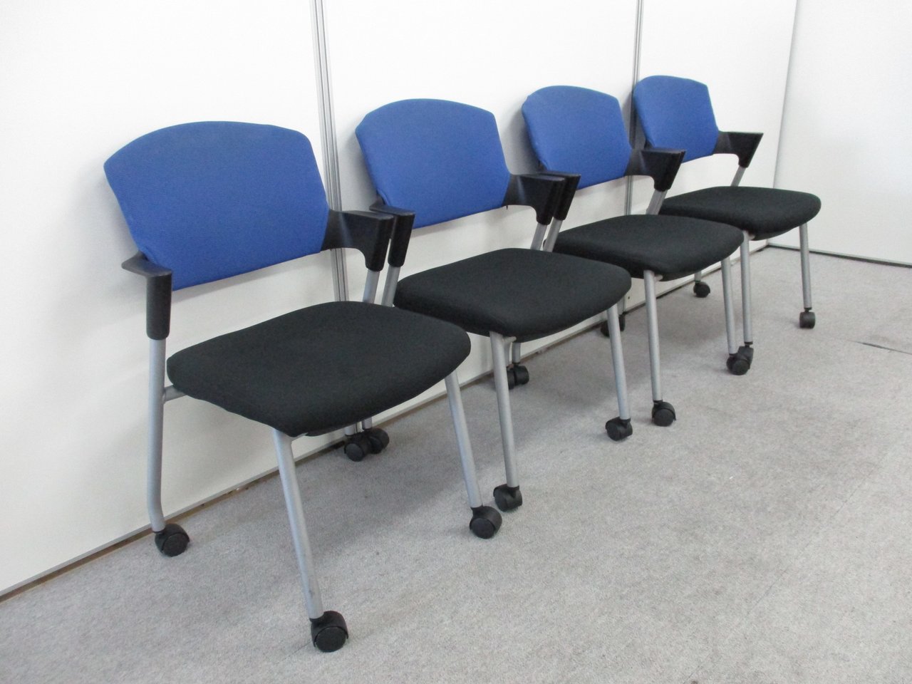 【4脚セット】大量入荷!!ふかふかの座面と肘掛けが人気です!!長時間でも快適な座り心地を実現したミーティングチェアです!! 
                        プロッティ（キャスター付） 
                                    中古
            