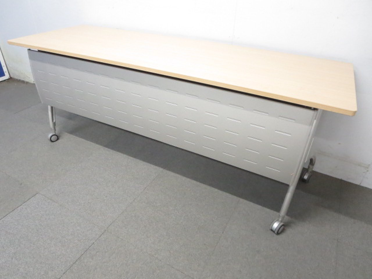 ■イトーキ製　サイドスタックテーブル　幕板パネル付　■W1800×D600mm　ナチュラル木目カラー　
                        リリッシュ 
                                    中古
            