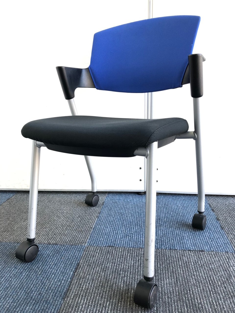 【座り心地抜群】重ねられる会議用チェアです！
                        プロッティ（キャスター付） 
                                    中古
            